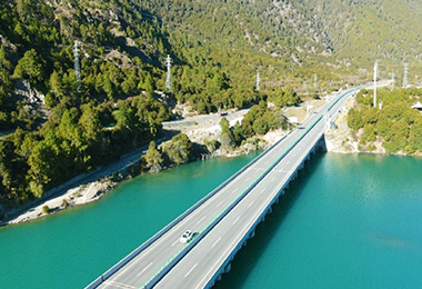 Enjoy the turquoise ribbon-like Nyang River as we travel along the Lhasa-Nyingchi Expressway.